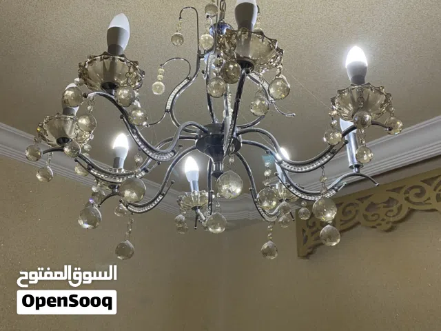 للبيع ثريا مميزة ونظيفة، تصميمها كلاسيكي وعصري في نفس الوقت، تزيد لمسة قنينة في الصالة أو المربوعة.