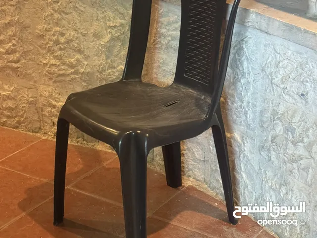 كراسي لون بني عدد 4 وطاولة