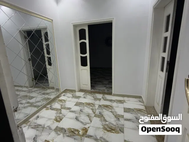 شقه تتكون من اربعه غرف وصاله ومطبخ ومربوعه وتلاته حمامات ودولاب كوجينه راكب شقه ربي يبارك