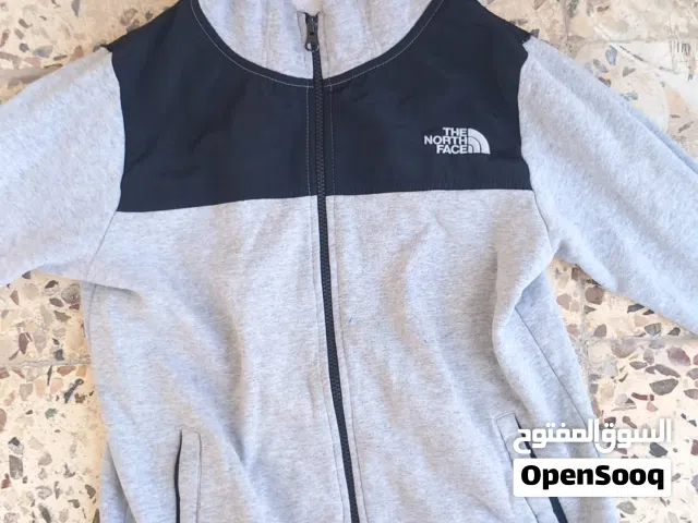 جكيت من ماركة The NORTH Face لون سكني خط اسود جميل جدا اصلي مية بالمية