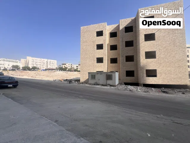 عمارة تجارية قيد الانشاء للبيع تصلح لعمل فندق او شقق فندقية