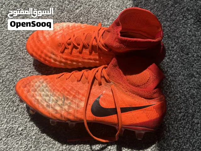 جوتي كوره اصلي اوريجينال اعلى نسخه ايليت مقاس 43 حالته جيدا جدا قابل للتفاوض