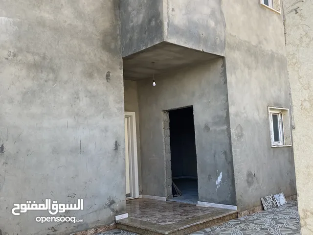 منزل للبيع خله الفرجان قريب من محطه وقود خنور يبعد 200 متر علي الطريق الرئسي صلاح الدين قصر بن غشير