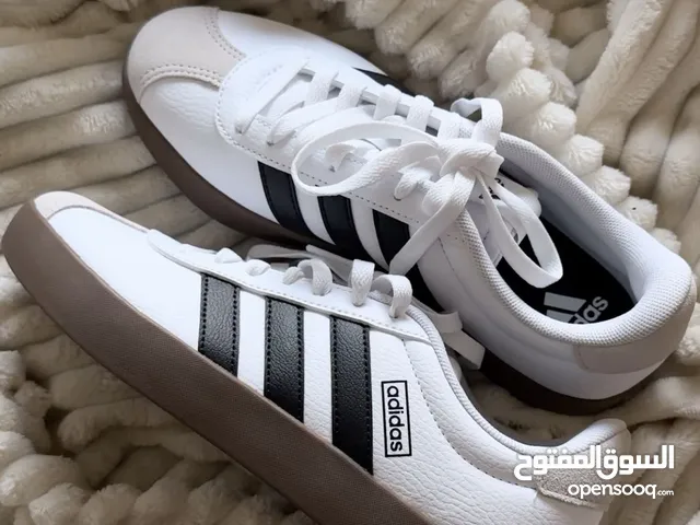 حذاء من ماركة adidas اصلي