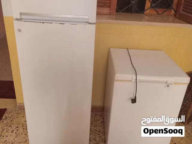 ثلاجة شغاله ماتشكي من شي ومعاها فريز للبيع