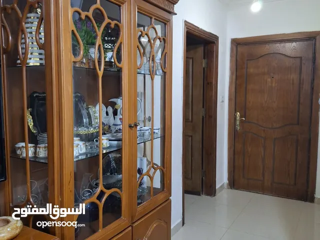 سفرة 8 مقاعد بحالة جيدة سبب البيع عدم وجود مساحة الكراسي بحالة جيدة لا يوجد خدوش