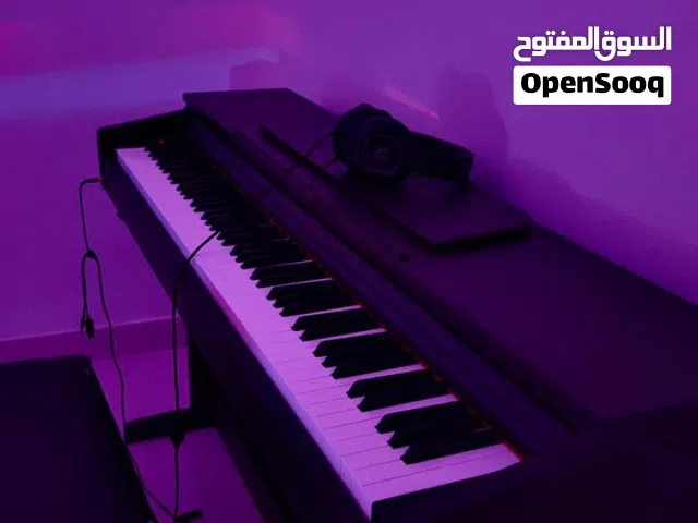 بيانو جميل جدا ونظيف كأنه جديد