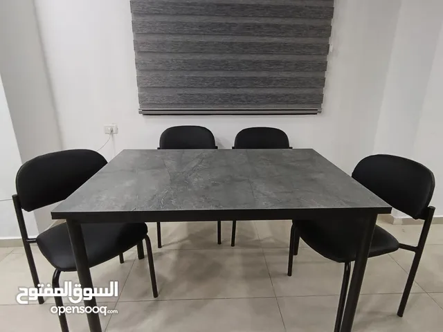طاولات و كراسي لمراكز تدريب و دورات استخدام بسيط و بحالة ممتازه