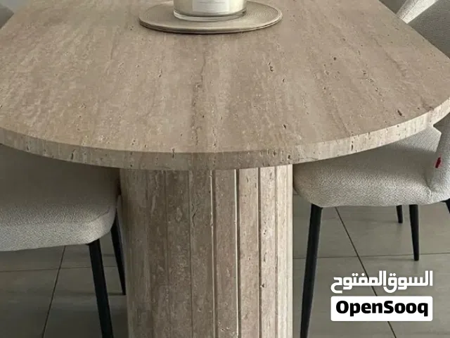 طاولة طعام من رخام الترافرتين جديدة لم تستعمل بسعر ممتاز مع هدية اتنين طاولة جانبية من نفس الرخام