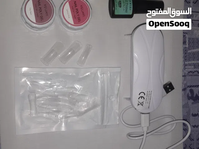 اكريلك للاظافر ومثبته و إضائة الأشعة البنفسجية للتجفيف و قوالب الاظافر