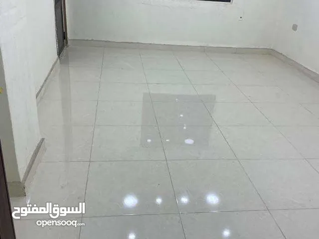شقه فارغه للإيجار 160متر طابق ثاني في الحاج حسن قرب جمعية العباسيه
