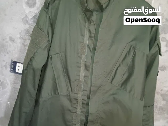 بدلة عسكرية خضراء
