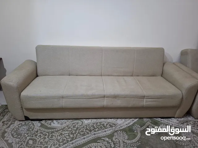 كنب يتحول الي سرير ويوجد مكان للتخزين