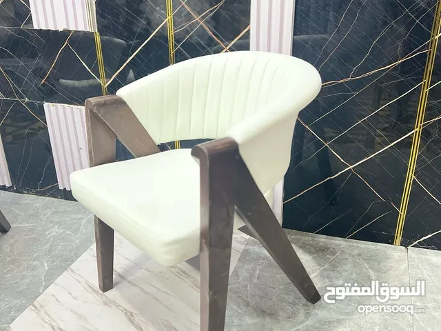 انغمس في جمالية الفخامة والأناقة مع كرسي الطعام المودرن بأرجله المنحنية، واجعل تناول الطعام تجربة فر