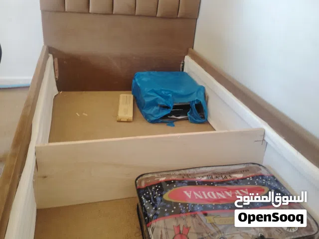 تخت استخدام قليل