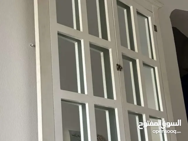 مرايه زجاجيه على شكل نافذه للبيع اللون ابيضّ لا يوجد بها كسر أو خدش للبيع