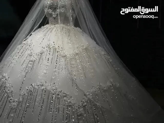 بيع وتصميم فساتين زفاف لكل انحاء العالم
