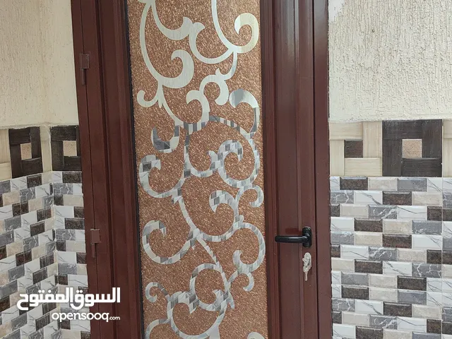باب ألمنيوم وباب ألمنيوم زجاج + طاولة وسدة معاً.