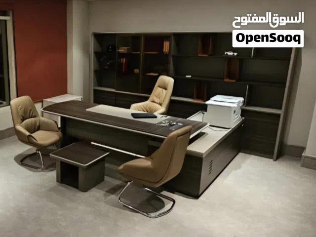 مكتب إداري فاخر بتصميم عصري وأنيق.
