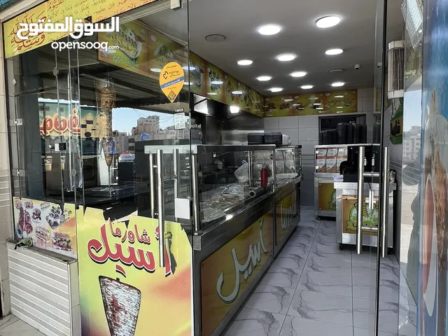 محطة مياه و مطعم شاورما و سناك