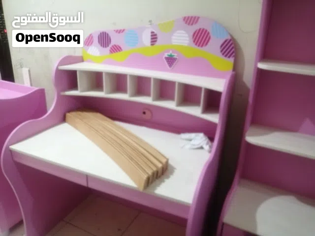 مكتب ومكتبة كومدينو للبنات زهري بحالة ممتازة (التواصل واتس اب فقط)