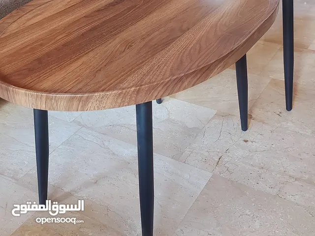 طقم طاولات غرفة قعدة جديدة عدد 2 خشب لون بني مع ارجل معدن