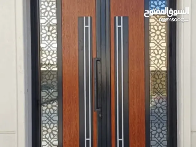 جميع أنواع أعمال الألمنيوم والأبواب والنوافذ والستائر وأعمال الزجاج. نحن محترفون للغاية وحريصون للغا