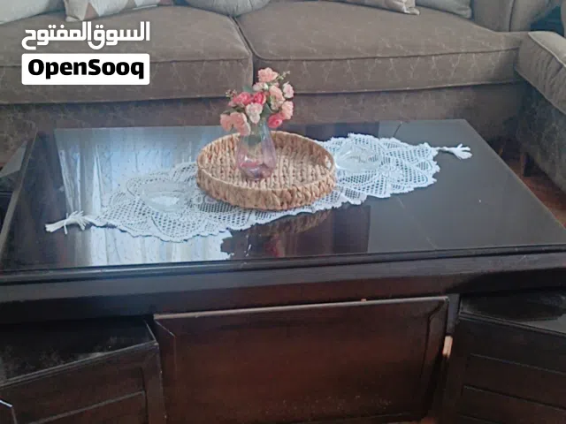 طاوله مع اربعه القزازه الكبيره مكسوره
