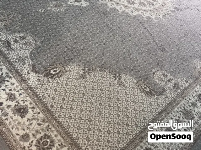 سجاد نظيف حالة ممتازة يتسحق الغسيل فقط
