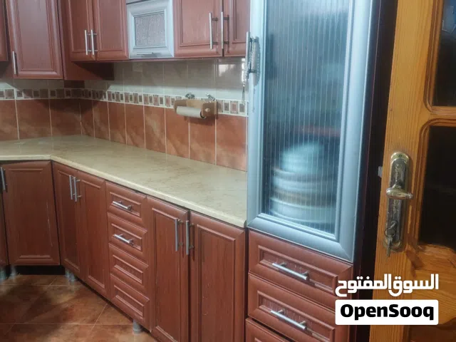 دولاب مطبخ مستعمل بحاله ممتازه بالرخامه طول زوز متر في العشرين وجيهة تانيه زوز متر في عشرة