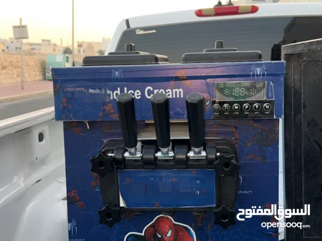 مكينة ايس كريم للبيع (تم ازالة الستيكر و صيانتها من الداخل و الخارج) و لا تشتكي من اي اعطال