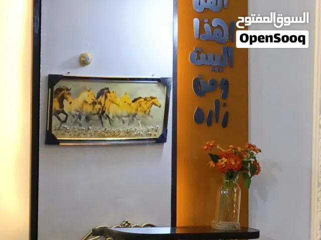 مرآة جدارية فخمة جدًا مع رف وإنارة LED للبيع مرآة ديكور مميزة بتصميم راقٍ وأنيق