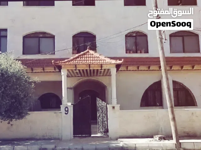 بيت مستقل على قطعة أرض واسعة في اربد - حي الوروود فرصة ذهبية للبيع !