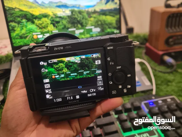 Sony Zv e10 new condition 6 months old warranty 6 months with accessories 30mm sigma lens with kit