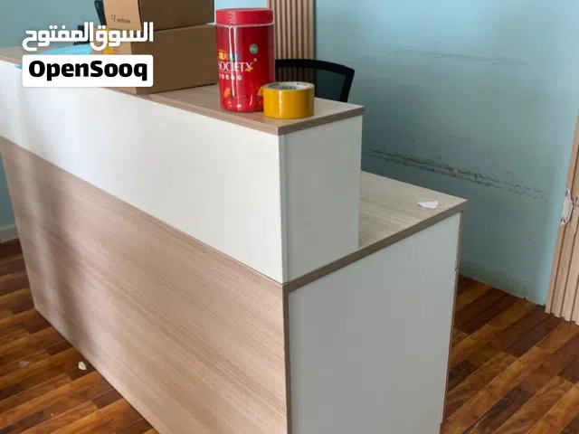 رفوف مع كونتر وكرسي للبيع