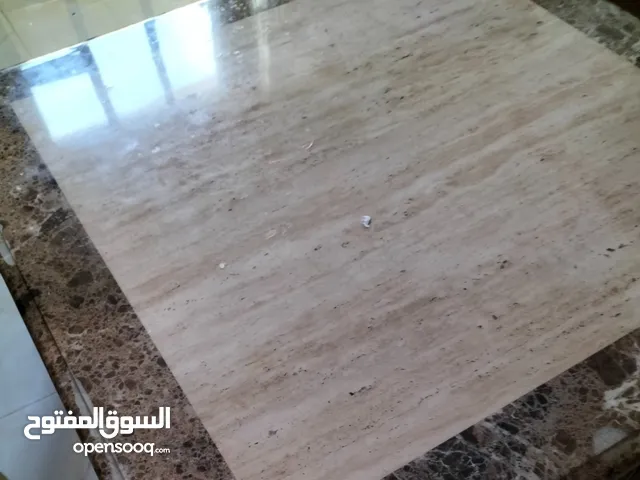 طاولة رخام مربعة ثقيلة