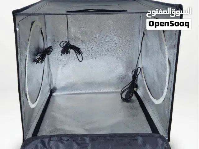 استوديو تصوير منتجات محمول بتصميم عملي يناسب المصورين وأصحاب المتاجر الإلكترونية. يتميز بسهولة الحمل