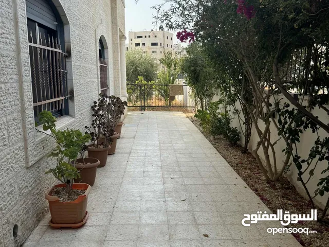 شقه مساحة 100 متر غرفتين نوم ومطبخ وحمام وصالون وبرنده في بيت مستقل شبه فيلا فقط عرسان او ولد واحد