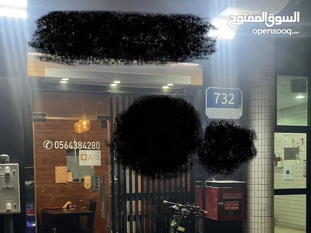 محل للايجار في منطقة حيوية داخل مدينة ابوظبي في شارع السلام يصلح لكافتيريا او مكتب تأجير سيارات