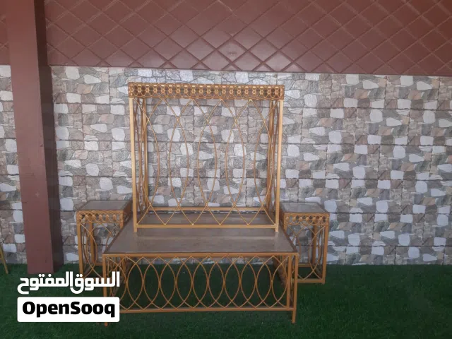 طاولات  عدد أربع بأحجام مختلفة وأشكال مختلفة  الجسم الخارجي ذات جوده عاليه  ولون الذهبي بجوده ممتازه