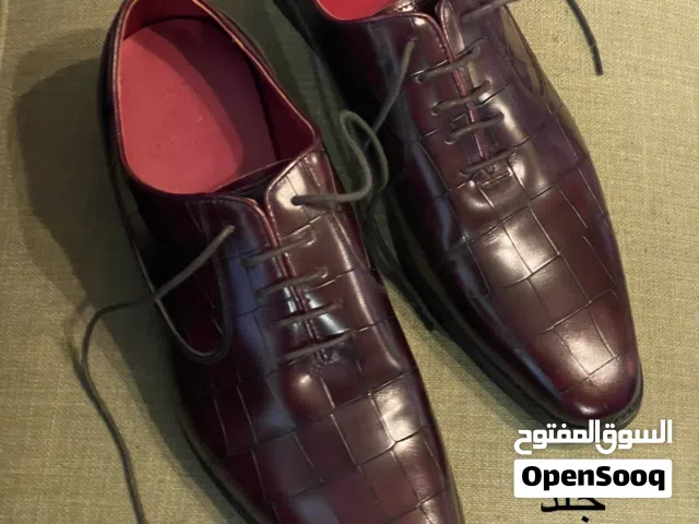 احذية رجالي جلد طبيعي وشنطتين كتف رجالي ماركات مشهورة. الاسعار في الوصف