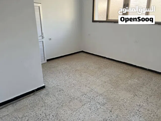 موقع للايجار الخدمي فيه مباني واستيدوات في السبعة قرب مصحة الكندي