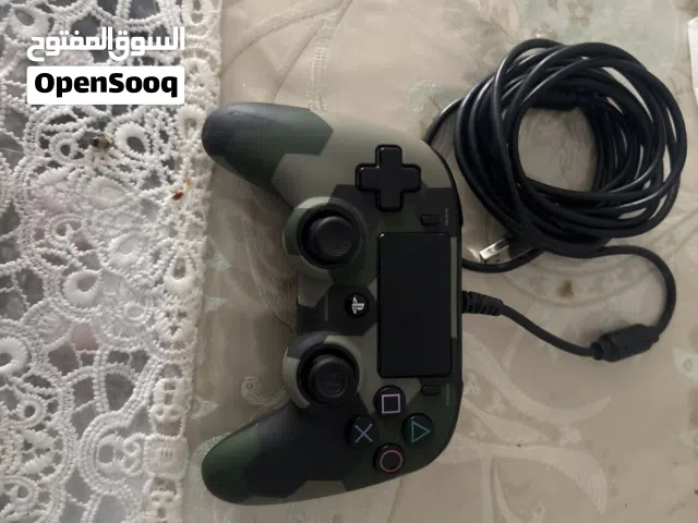 يده ps4 اصليه من الشركه المتعاونه مع سوني. بحاله رعهيبه شغاله 100%