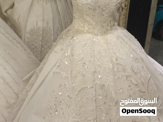 فستان زفاف ابيض