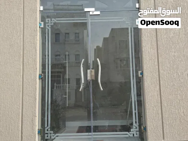 فنى تركيب زجاج سكريت ومرايات وأبواب زجاج