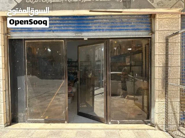 باب المينيوم قزاز ورفوف عرض اقرأ الوصف: