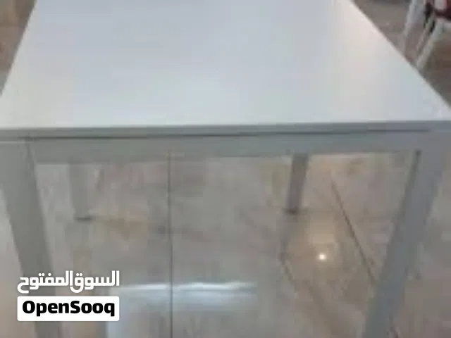 طاولات طعام او طالولات عمل  عندي منهم اربعه  مستعمل بحالة الجديدة  نضيفه كثير