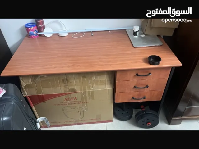 مكتب مستعمل بحالة ممتازة