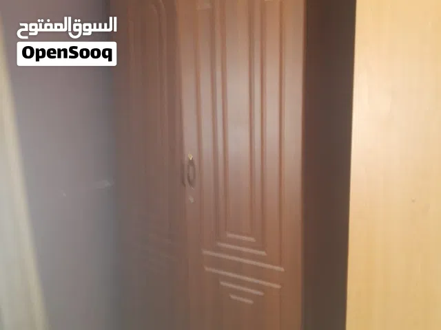 2خزاين بحالة ممتازة خشب لاتية وفي لامنيت