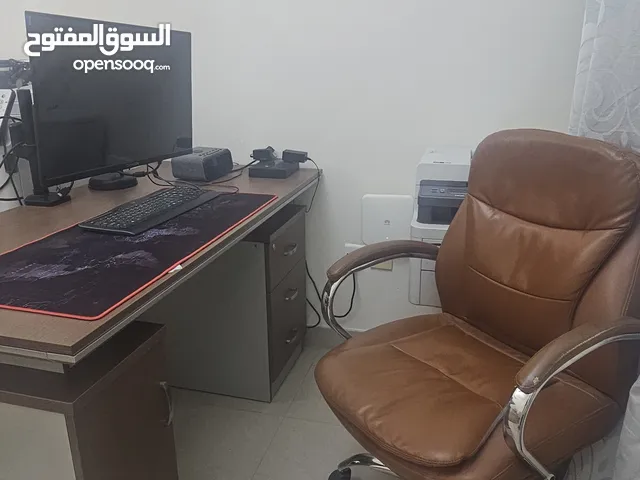 مكتب مع كرسي جلد متحرك
